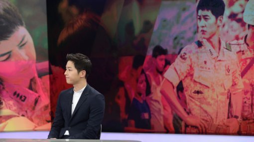 송중기가 KBS 9시뉴스에 출연해 앵커들의 질문에 답하고 있다.