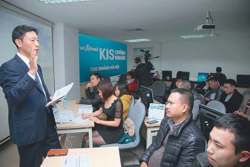 한국투자증권 연구원(왼쪽)이 베트남 하노이의 KIS베트남 지점에서 개인투자자들에게증시 전망과 투자 요령 등을 소개하고 있다. 한국투자증권은 베트남, 인도네시아에 이어다른 아시아 국가에도 진출할 계획이다. 한국투자증권 제공