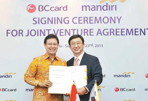 지난해 9월 인도네시아 자카르타 만디리은행 본사에서 서준희 BC카드 사장(오른쪽)과부디 사디킨 은행장이 합작법인 설립에 대한 계약을 체결하고 기념촬영을 하고 있다. 합작법인은 올해 2월부터 신용카드 프로세싱 시스템 구축작업에 들어갔다. BC카드 제공
