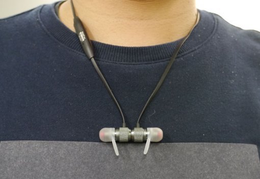 목걸이처럼 착용한 모습 (출처=IT동아)