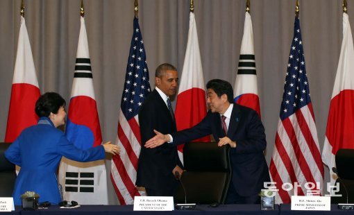 박근혜 대통령이 31일 오전(현지시간) 미국 워싱턴 컨벤션 센터에서 버락 오바마미국 대통령, 아베 신조 일본 총리와 한미일 정상회담을 하고 있다.