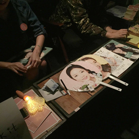 지난달 27일 서울 마포구의 작은 클럽에서 열린 ‘카라 나잇’에서 전시된 카라 관련 물품들. 김윤하 대중음악평론가 제공