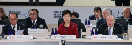 박근혜 대통령이 1일 오전(현지시간) 워싱턴 컨벤션센터에서 열린 핵안보정상회의 본회의에 참석해 앉아 있다.