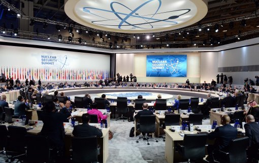 각국 정상들이 1일 오후(현지시간) 워싱턴 컨벤션센터에서 열린 핵안보정상회의 시나리오 기반 정책토의에서  대화 하고 있다.