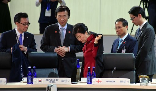 박근혜 대통령이 1일 오후(현지시간) 워싱턴 컨벤션센터에서 열린 핵안보정상회의 시나리오 기반 정책토의에서 숄을 걸치고 회의에 참석하고 있다.