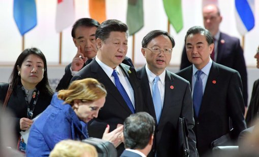 시진핑 중국 국가주석이 1일 오후(현지시간) 워싱턴 컨벤션센터에서 열린 핵안보정상회의 시나리오 기반 정책토의에서 관계자들과 대화를 하고 있다.