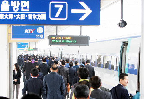 KTX 포항역에서 승객들이 서울행 열차를 이용하고 있다. 포항시 제공