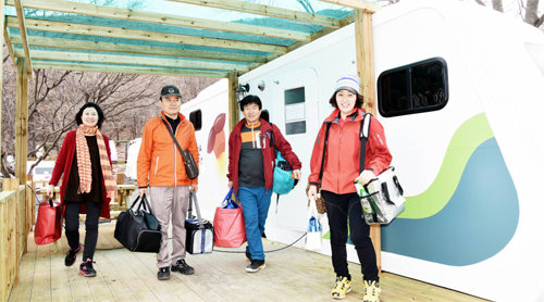 대구 달성군 비슬산 자연휴양림을 찾은 관광객들이 캐러밴과 주변 경치를 감상하고 있다. 대구 달성군 제공
