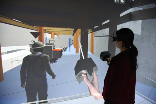 한국건설기술연구원 가상실증실험실에서 1일 동아일보 기자가 3차원(3D) 가상현실(VR)용 특수 안경을 쓰고 원전 해체 시뮬레이션을 체험하고 있다. 한국건설기술연구원 제공