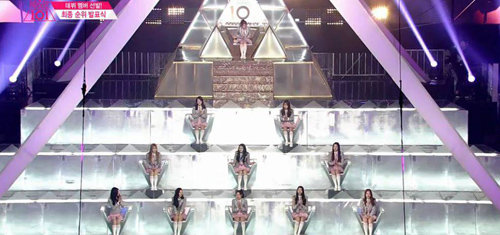 1일 엠넷 ‘프로듀스101’ 최종회에서 1위부터 11위까지 순위에 따라 피라미드형으로 앉았다. 방송 화면 캡처