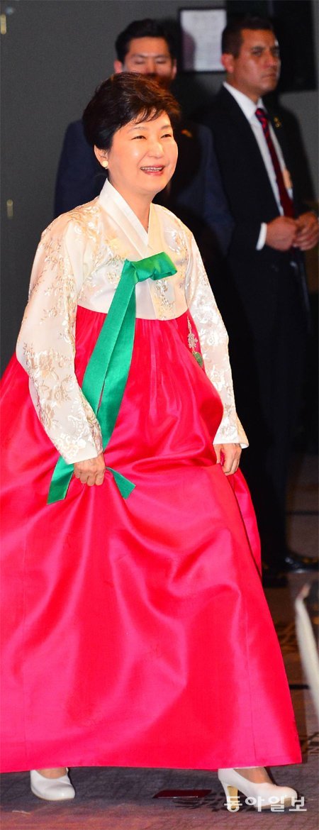 박근혜 대통령이 2일(현지 시간) 멕시코시티 인터콘티넨털호텔에서 열린 동포 만찬간담회에 멕시코 국기 색깔인 초록색, 붉은색이 들어간 한복을 입고 입장하고 있다. 멕시코시티=변영욱 기자 cut@donga.com