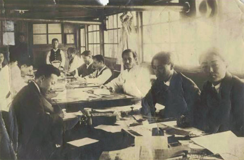 1920년 동아일보 창간 당시 편집국 기자들.