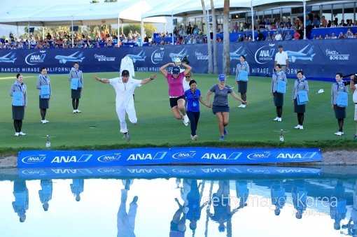 리디아 고가 4일(한국시간) 미국 캘리포니아주 란초미라지 미션힐스골프장에서 열린 LPGA투어 시즌 첫 메이저대회 ANA 인스퍼레이션에서 짜릿한 역전 우승을 차지했다. 개인통산 두 번째 메이저 우승에 성공한 리디아 고가 대회 전통에 따라 캐디, 가족과 함께 18번홀그린 옆에 위치한 호수에 빠지는 세리머니를 펼치고 있다. 사진=ⓒGettyimages이매진스