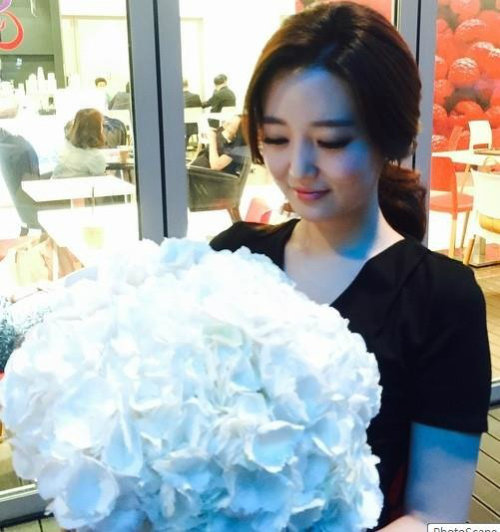 오상진과 열애중인 김소영이 인스타그램에 올린 사진. 부케를 닮은 꽃다발을 들고 있다.