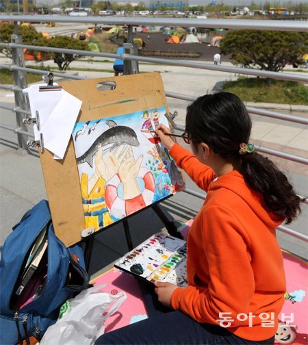 지난해 인천 아라뱃길 여객터미널 정서진에서 열린 ‘제1회 생명의 바다 그림대회’에 참가한 어린이들이 그림을 그리고 있다. 동아일보 DB