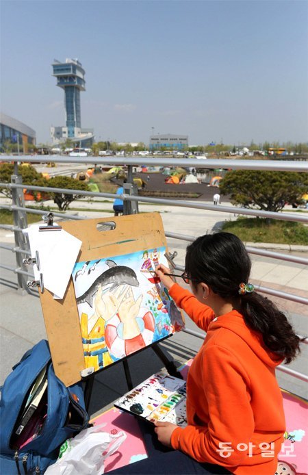 2015년 인천 아라뱃길 여객터미널 정서진에서 열린 ‘제1회 생명의 바다 그림대회’에 참가한 어린이가 그림을 그리고 있다. 동아일보DB