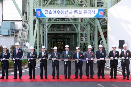 박찬구 금호석유화학그룹 회장(왼쪽에서 다섯 번째)과 외빈들이 5일 전남 여수산업단지에서 운영 중인 열병합발전소 ‘여수제2에너지’ 증설 준공식에 참석해 테이프 커팅을 하고 있다. 금호석유화학그룹 제공