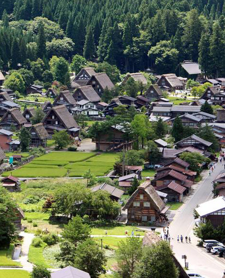 1995년에 세계문화유산으로 등재된 일본 시라카와고 지역. 폭설을 견디도록 설계된 전통 가옥과 이국적 풍경으로 유명하다. 내일투어 제공