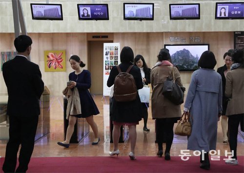 6일 오후 서울 종로구 정부서울청사에서 공무원들이 후문을 통해 청사를 나서고 있다. 경찰은 송모 씨가 직원 출입이 많은 시간대를 골라 청사 안으로 들어갔을 가능성이 큰 것으로 보고 있다. 김재명 기자 base@donga.com