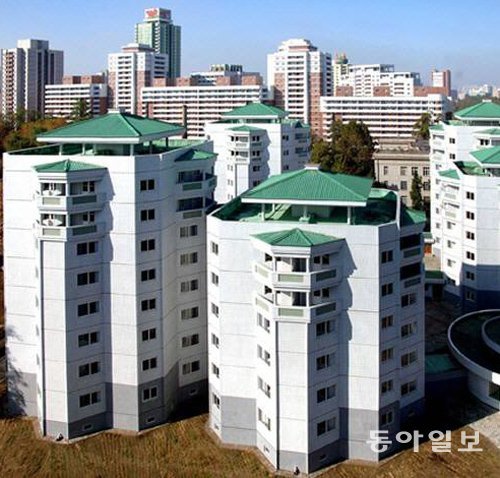 한 채당 20만 달러를 호가하는 평양 중심 만수대 거리의 고급 아파트 단지. 동아일보DB