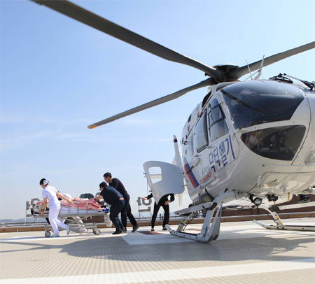 안동병원 항공의료팀이 착륙한 닥터헬기에서 응급환자를 옮기고 있다. 경북도 제공