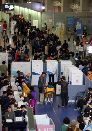제20대 국회의원 총선거 사전투표가 시작된 8일 오전 6시경 인천국제공항 사전투표소에서 출국을 앞둔 여행객들이 투표권을 행사하고 있다. 인천=양회성 기자