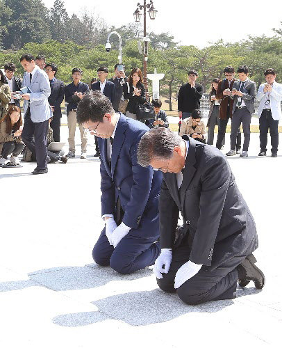사진=광주를 찾은 문재인 전 더민주당 대표가 8일 오전 망월동 국립 5.18 표역을 방문해 무릎을 꿇고 묵념을 하고 있다. 원대연 기자 yeon72@donga.com