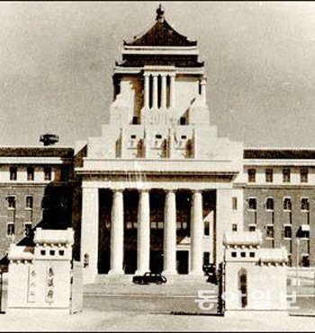 1930년대 만주국 최고 행정기관이었던 ‘국무원’ 건물. 일본 도쿄의 국회의사당을 본떠 지었다. 동아일보DB