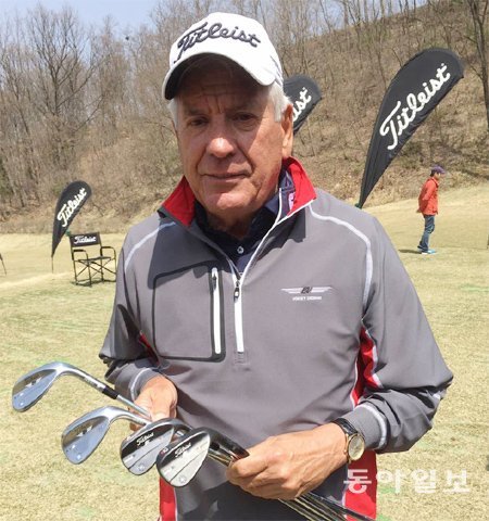 조던 스피스가 실제 사용하는 웨지 모델을 들어 보이는 밥 보키.