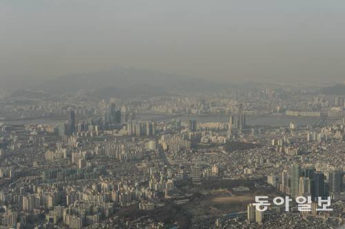 미세먼지로 뒤덮인 서울 하늘. 사진=공동취재단, 동아일보DB