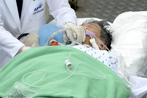 중국에 남은 유일한 한국 국적 일본군 ‘위안부’ 피해자 하상숙 할머니(88)가 10일 오후 인천국제공항을 통해 입국, 중앙대병원으로 이송되고 있다. 사진 양회성 기자 yohan@donga.com