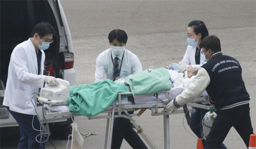 중국에 남은 유일한 한국 국적의 위안부 피해자인 하상숙(88) 할머니가 10일 한국에서의 진료를 위해 입국했다. 의료진들이 대한항공편으로 입국한 하 할머니의 병원 이송을 위해 엠블란스로 옮기고 있다. 사진 양회성 기자 yohan@donga.com