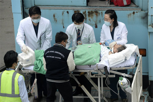 중국에 남은 유일한 한국 국적 일본군 ‘위안부’ 피해자 하상숙 할머니(88)가 10일 오후 인천국제공항을 통해 입국, 중앙대병원으로 이송되고 있다. 사진 양회성 기자 yohan@donga.com