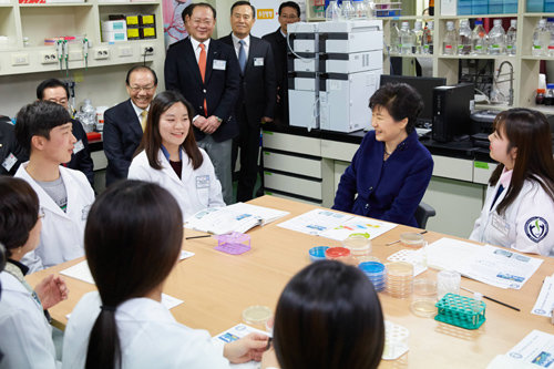 2015년 2월 4일 충북보건과학대를 방문한 박근혜 대통령이 학생들과 대화를 하고 있다. 박 대통령 취임 후 충북 도내 대학 방문은 충북보건과학대가 처음이었다. 충북보건과학대 제공