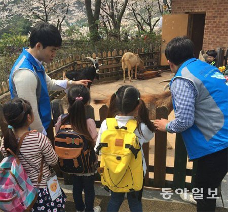 대전사회복무지원센터 가온누리 회원들이 9일 지역아동센터 어린이들에게 대전 오월드에서 동물체험을 안내하고 있다. 이기진 기자 doyoce@donga.com