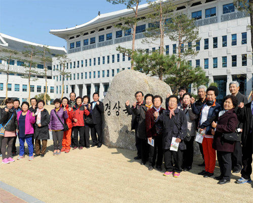 경북 안동시 풍천면 경북도청 신청사를 찾은 관광객들이 기념사진을 찍고 있다. 경북도 제공