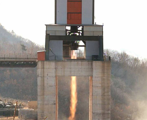 북한이 신형 대륙간탄도미사일(ICBM)의 지상분출 실험을 하는 동안 로켓 엔진에서 거대한 화염이 쏟아져 나오고 있다. 북한 조선중앙TV는 9일 ICBM의 지상분출 실험에 성공했다고 주장했다. 조선중앙TV 캡처