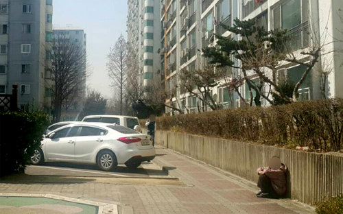 닫힌 골목길 서울의 한 임대아파트에 차가 주차돼 있는 가운데 노인이 보행로에 외로이 앉아 있다. 이곳 주민 이모 씨(78·여)는 “주차장, 보행로 가릴 것 없이 차가 많고 길도 좁아 오가는 이웃이 잘 안 보인다”고 불만을 토로했다.