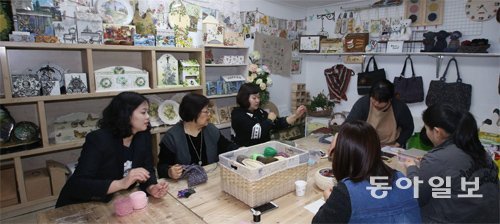 지하 벙커가 문화센터로 지난달 22일 서울 도봉구 방학동 극동아파트 지하 문화센터에서 손뜨개질 수업이 
진행됐다. 2013년 습기가 차고 허름한 지하 대피소를 개조해 만든 문화센터는 아이들을 위한 공부방, 반상회 장소 등이 마련돼 
주민들이 자주 찾는 만남의 공간으로 변모했다. 박영대 기자 sannae@donga.com