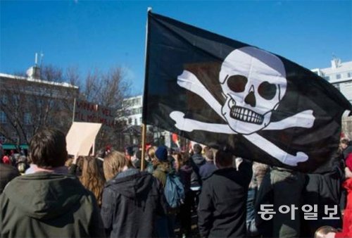아이슬란드 여론조사에서 1위를 달리고 있는 해적당. 지지자들은 해골 깃발을 들고 집회에 참가한다.