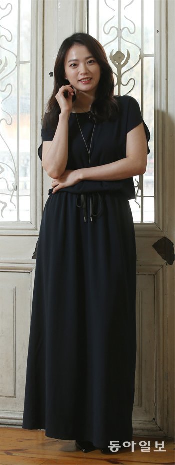 6일 만난 천우희는 화면으로 짐작한 것보다 훨씬 아담한 체구였다. 그는 “그런 말을 많이 듣는다. 화면 속 내 모습이 가장 좋다”며 “절대적인 미의 기준에 맞는 얼굴은 아니지만 배우의 얼굴로는 너무나 만족한다”고 말했다. 신원건 기자 laputa@donga.com