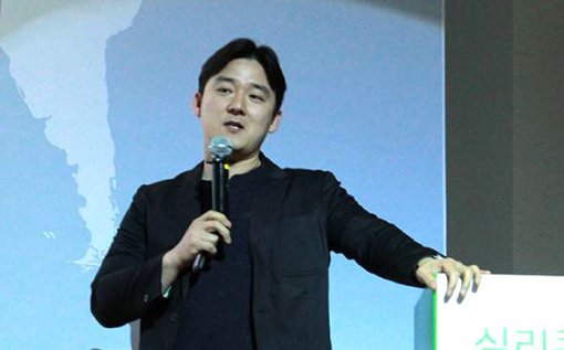 12일 경기 성남시 네이버 본사에서 열린 ‘실리콘밸리의 한국인 2016’ 콘퍼런스에서 이상원 퀵소 대표가 투자를 이끌어내는 방법에 대해 경험담을 이야기 하고 있다. 네이버 제공