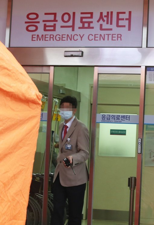 13일 오전 메르스로 의심되는 환자가 다녀간 강북삼성병원 응급실 앞 모습.