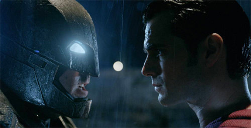 배트맨(왼쪽)과 슈퍼맨. 영화 속 두 영웅은 서로가 ‘친구’인지 ‘적’인지 헷갈려하며 갈등한다.