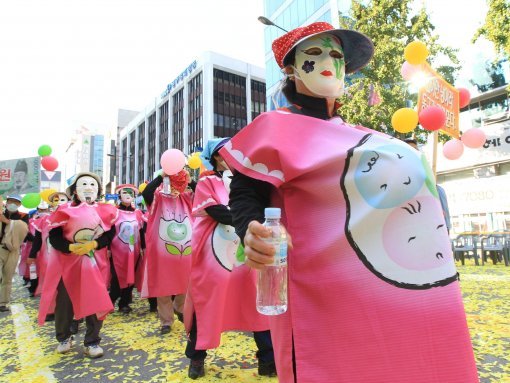 2011년 광주에서 열린 \'제8회 추억의 7080 충장축제\' 퍼레이드에 참가한 출산장려 가장행렬.