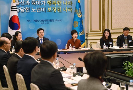 박근혜 대통령은 지난해 12월 10일 청와대에서 ‘제4기 저출산 고령사회위원회 3차 회의’를 주재하는 등 저출산 대책마련에 적극 나선다.