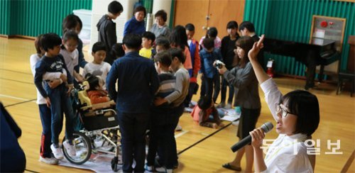 14일 경기 고양시 국립 한국경진학교 체육관에서 정서장애를 가진 학생들과 인근 율동초등학교 학생들이 함께 어울리는 통합교육 프로그램에 참여하고 있다. 임현석 기자 ihs@donga.com