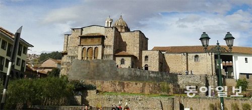 페루 쿠스코에 있는 ‘산토도밍고’ 성당. 스페인 정복자들이 잉카의 태양신전 ‘코리칸차’를 허물고 지은 성당이다. 동아일보DB