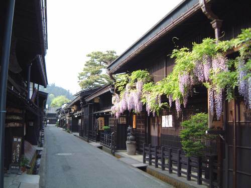 기타알프스의 고산 산악지대에 자리잡은 고도 다카야마의 고풍스러운 주택가. 이 봄의 풍경이다. JNTO제공