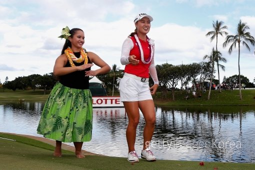 호주교포 이민지(오른쪽)가 17일(한국시간) 미국 하와이 코올리나 골프장에서 열린 LPGA 투어 롯데챔피언십에서 짜릿한 역전 우승을 차지했다. 이민지가 시상식 뒤 하와이 원주민들과 함께 훌라춤을 추며 기뻐하고 있다. 사진=ⓒGettyimages이매진스